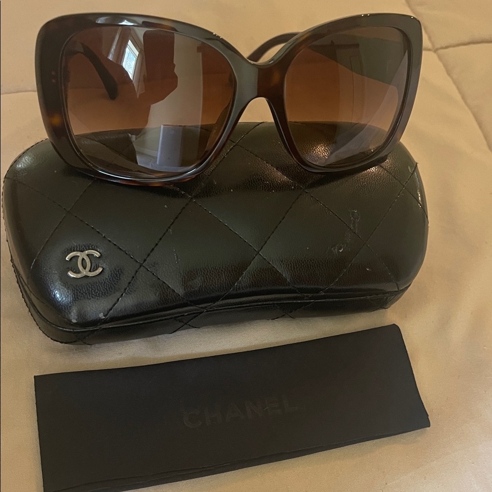 Authentic CHANEL CC Black and Brown Tortoiseshell Sunglasses with Case and Cloth - Picture 2 of 16